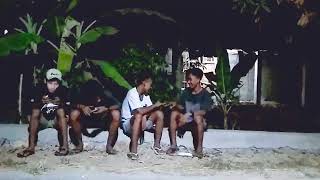 Capek pura-pura bahagia.