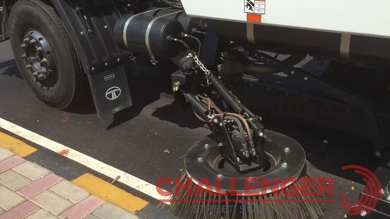 Challenger Sweeper: Schwarze Debris Sweeping Operation - YouTube