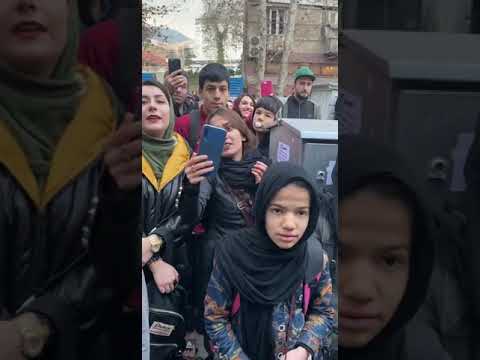 همخوانی سالار عقیلی با چند جوان نوازنده در میدان تجریش