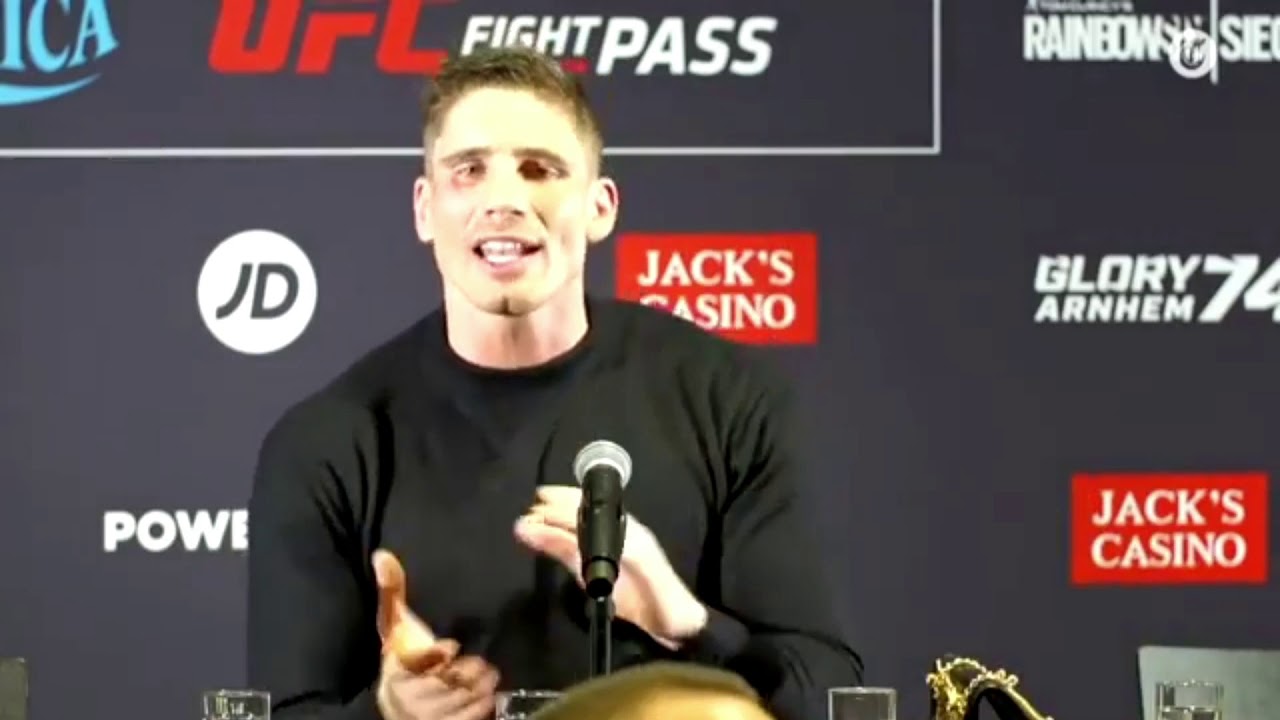 Rico Verhoeven tegen Siri *ik sla je neer*