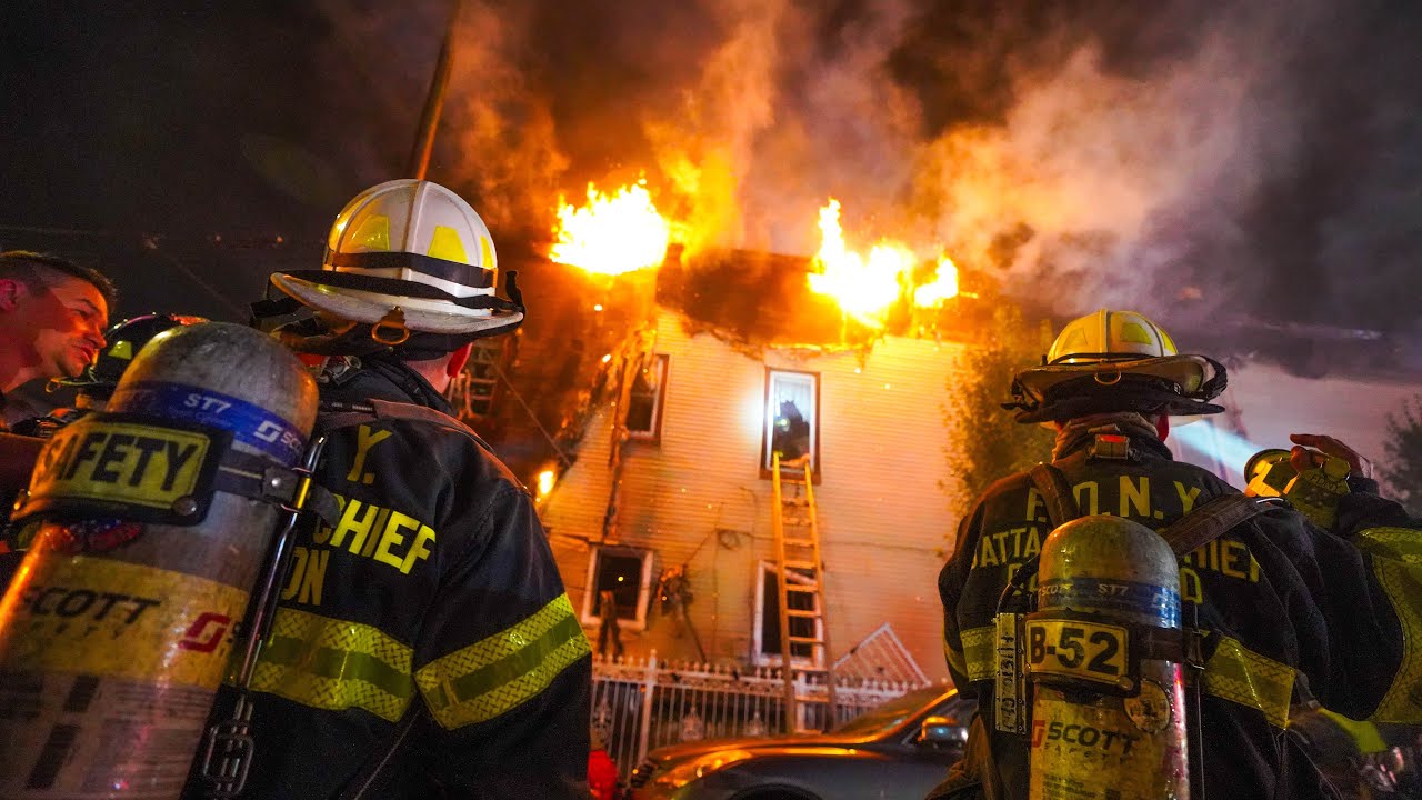 **Раннее прибытие пожарной охраны Нью-Йорка** СИЛЬНЫЙ ПОЖАР В 3 ДОМАХ - КРУПНЫЙ 3-й тревожный сиг...