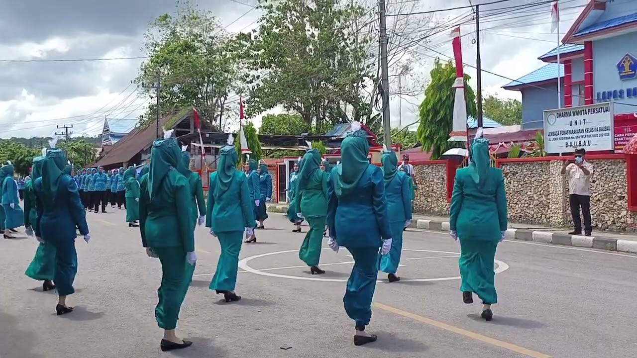 Kren luar biasa barisan PKK kota Baubau pada Lomba gerak  jalan indah HUT kota Baubau ke 21