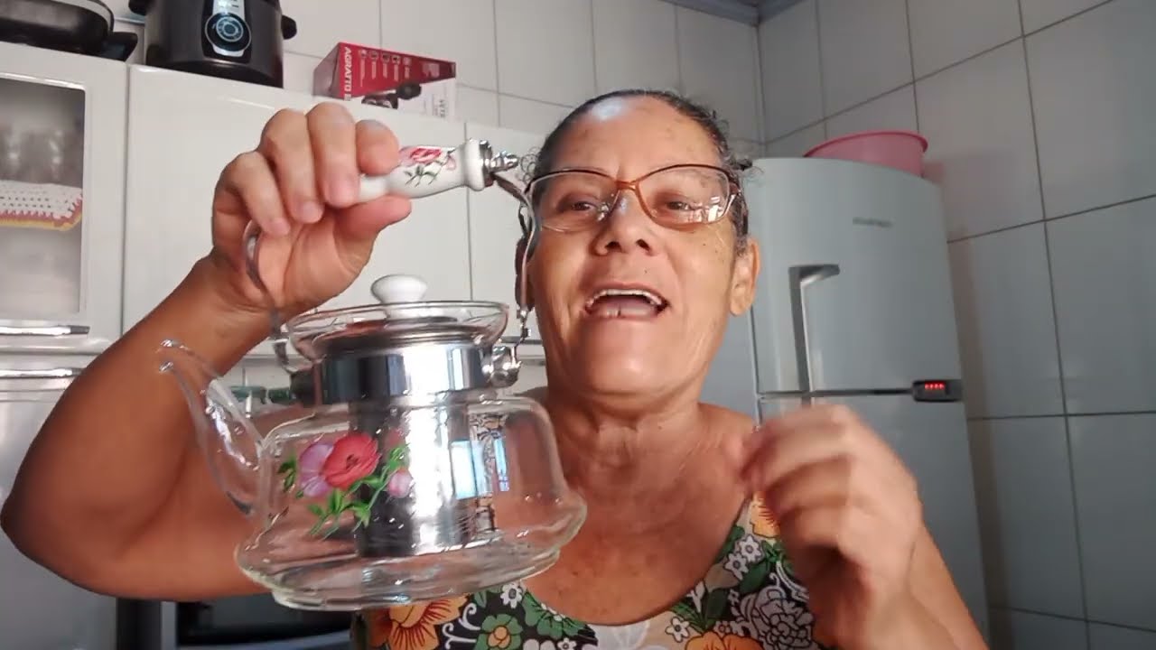 Testando a chaleira de vidro que vai no fogo, que comprei na Shopee