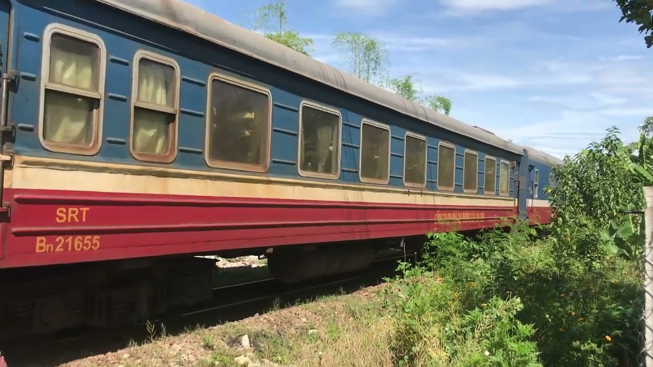 D19E-973 kéo tàu hoả SE21 vào ga Tam Kỳ - youtube