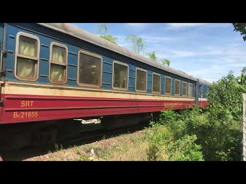 Video D19E-973 kéo tàu hoả SE21 vào ga Tam Kỳ - youtube