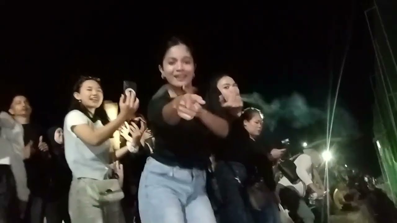 Bagaikan lepas kendali di saat Rezazuan mmbwkn lgu lapor ketua.smua pra pnonton bnar2 bebas brgoyang