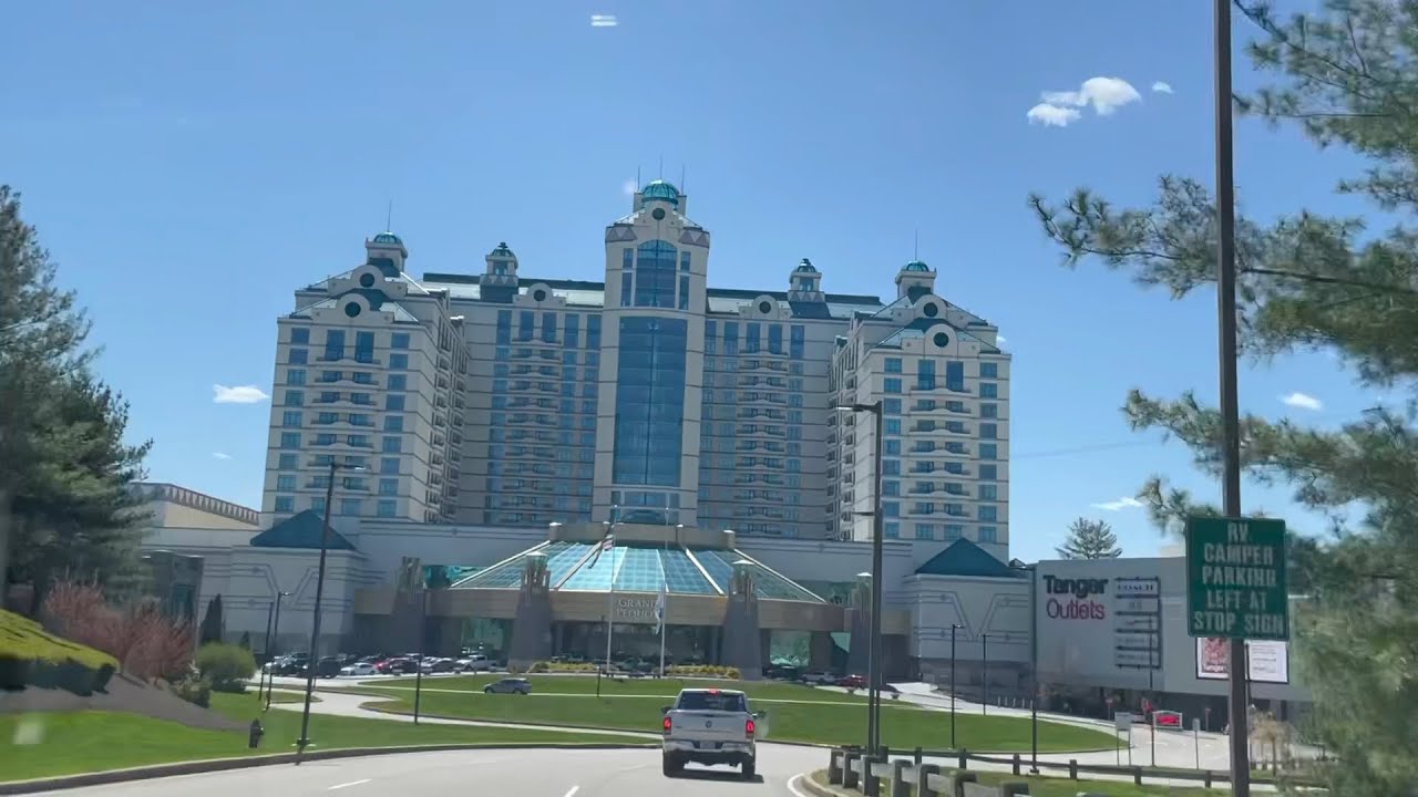 Foxwoods! Walk through the Hotel and Casino with me. It's MASSIVE. 🤯