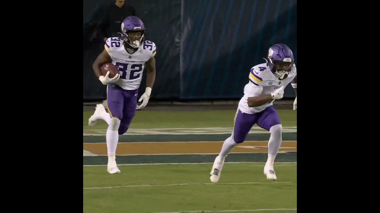 Kevin O’Connell directs Ty Chandler 🏈