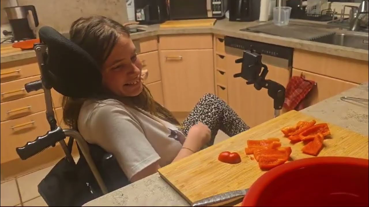 Paprika schneiden mit starker Spastik durch die Infantile Cerebralparese(ICP)