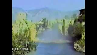 Mostar Köprüsü yıkılıyor (November 9, 1993). [Croats destroy Mostar's historic bridge]