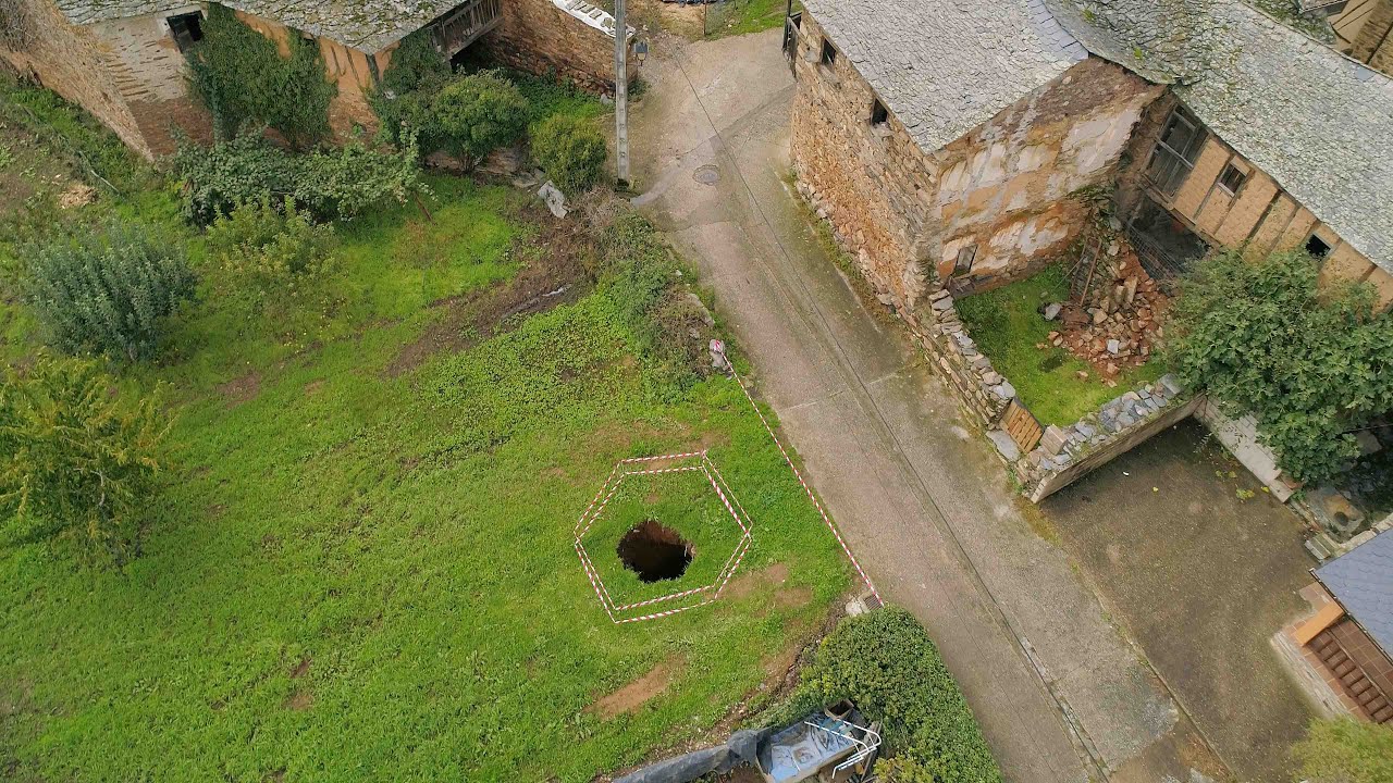 Así ha quedado el socavón de más de un metro en Onamio asociado al Coto Wagner