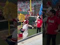 スクリーンを眺める姿もシブい大谷翔平さんと一平さん Ohtani Shohei #shorts