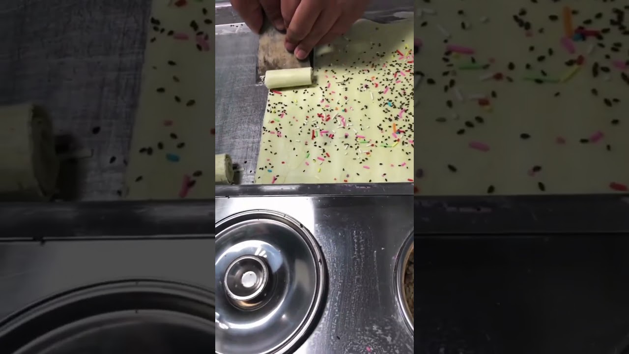 Fried yogurt ice cream with choclates 