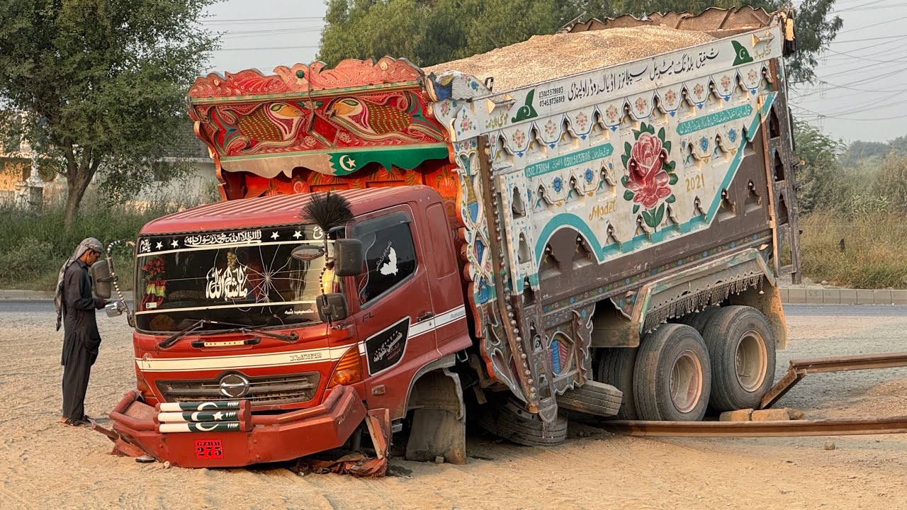 “Pakistani Dump Truck – Roadside Breakdown After Brake Failure”