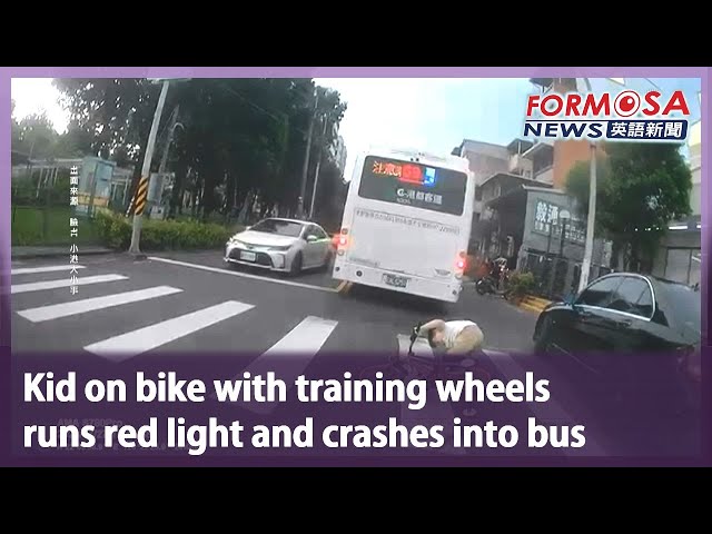 Kid on bike with training wheels runs red light and crashes into bus｜Taiwan News
