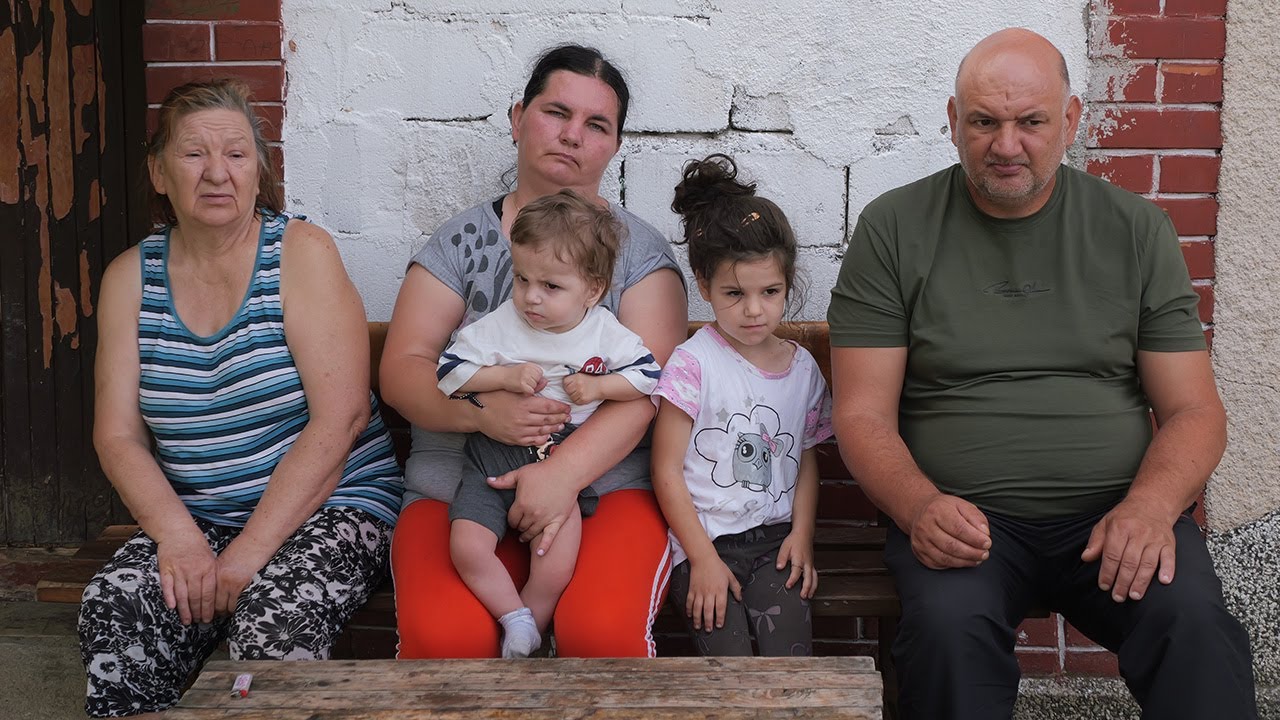 Deset godina osmeročlana porodica živi bez podova i unutarnjih vrata na kući
