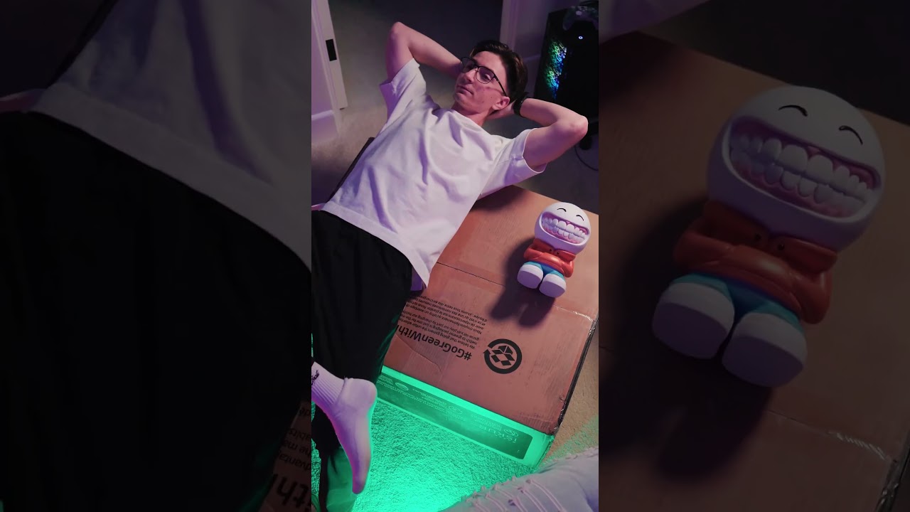 Unbox the Razer Iskur V2 with 