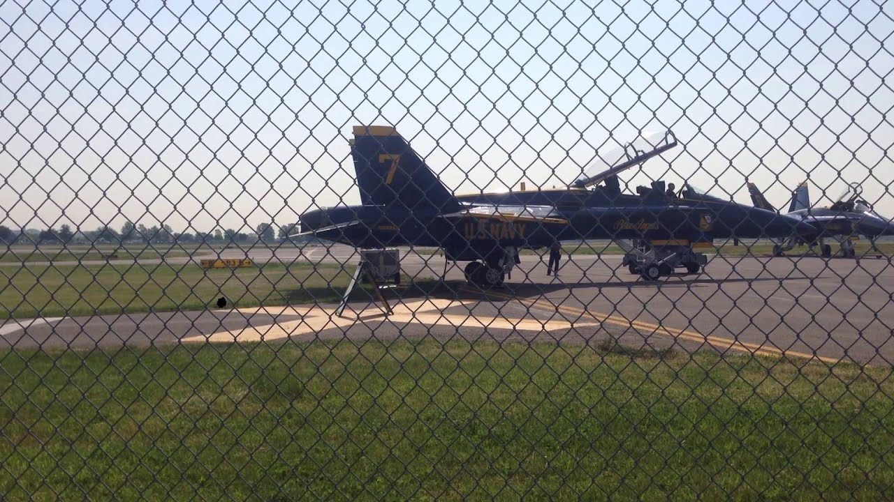 2016 - #7 Blue Angels maintenance at Republic Airport