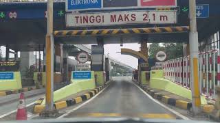 Keluar Gerbang Tol Pondok Gede Timur 1. Tol Jakarta - Cikampek. Jatibening, Bekasi. Januari 2024,