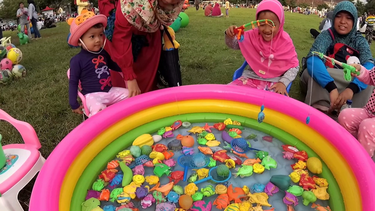 Bermain di Alun-alun Kota ❤ Mancing Ikan, Main Gelembung Balon, Naik Mobil-mobilan ❤