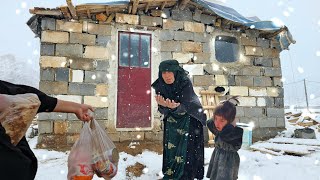 Download Lagu Grandma faces a heavy snowstormA life full of dangersLife like 2000Years ago MP3