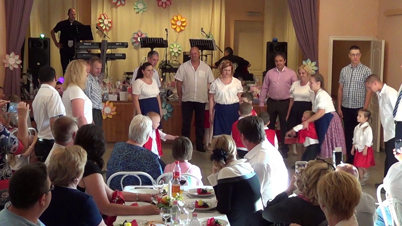 Óvodás gyermekek és szüleik tánca