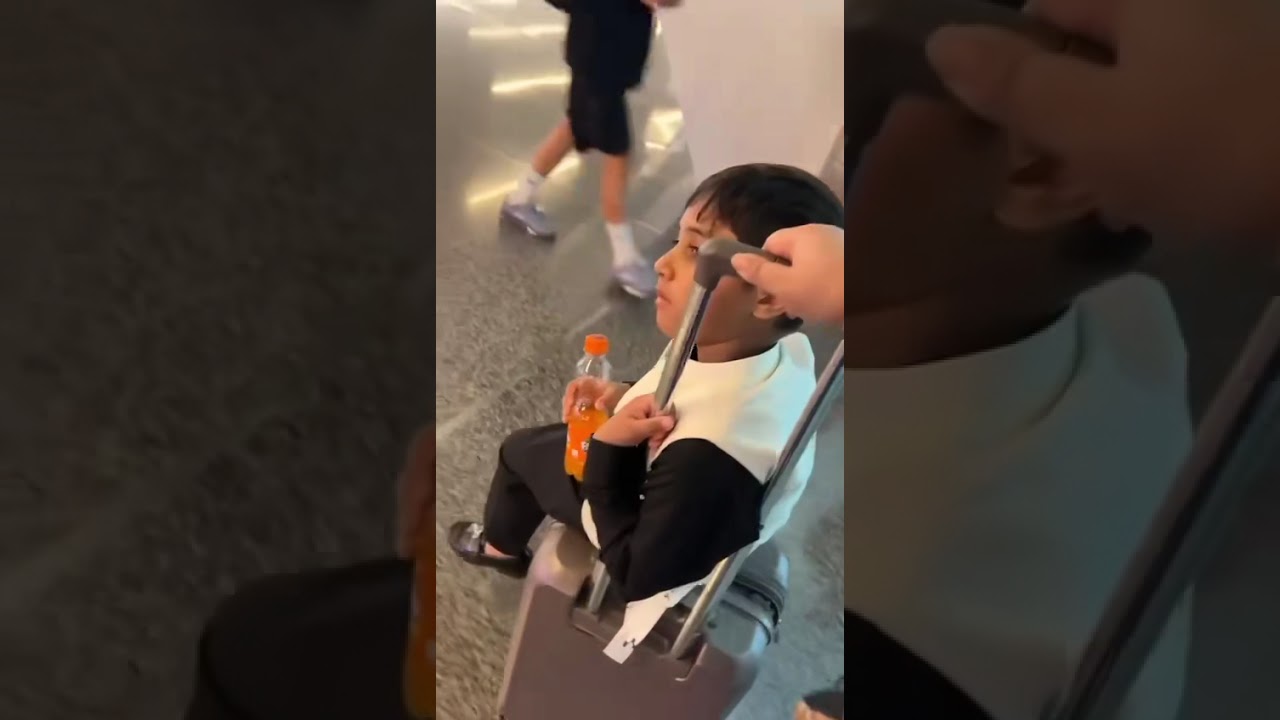 Me chilling while my mom does hard work 