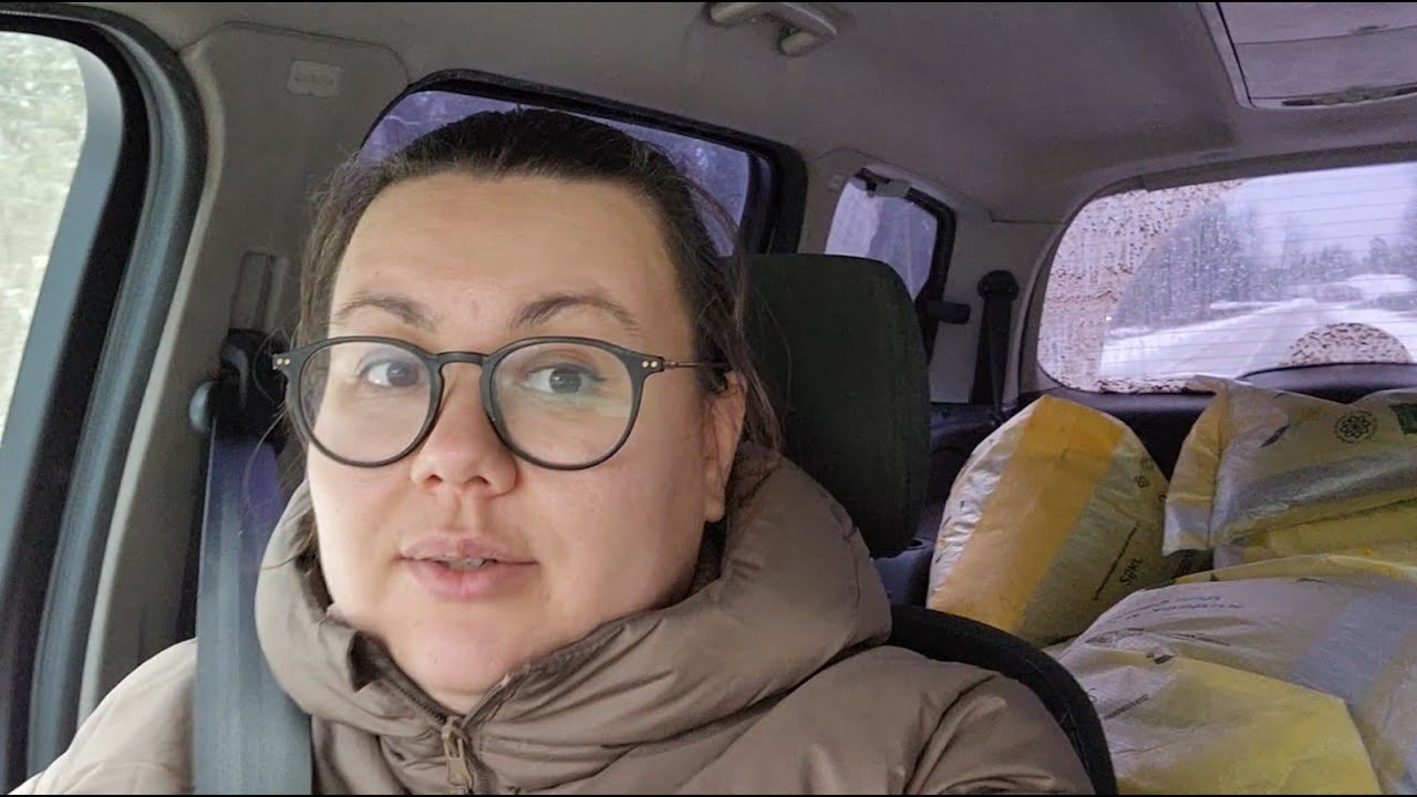 Одна в деревне и коня на скаку остановит и 450кг комбикорма разгрузит ...