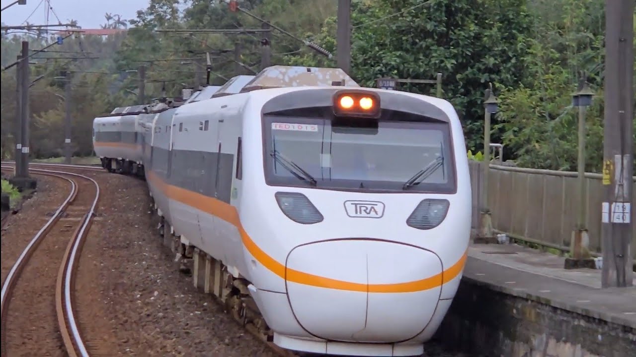 4178次樹林發車開往蘇澳的EMU500型八輛二編組EMU506+EMU517區間車，和217次花蓮發車經由北迴線開往樹林TEMU1000型八輛二編組TEMU1016+TEMU1015猴子太魯閣自強號