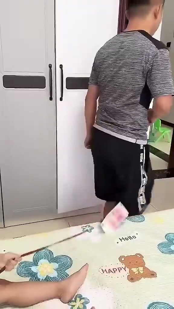 还得是儿子聪明啊，爸爸想拿手机咋还倒贴私房钱！#Cute baby#Cute#呆萌小米宝#聪明宝宝#萌娃