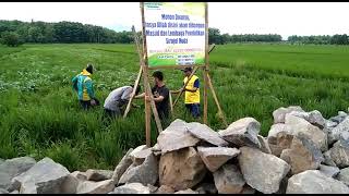 pemasangan banner pembangunan masjid mekar mulya