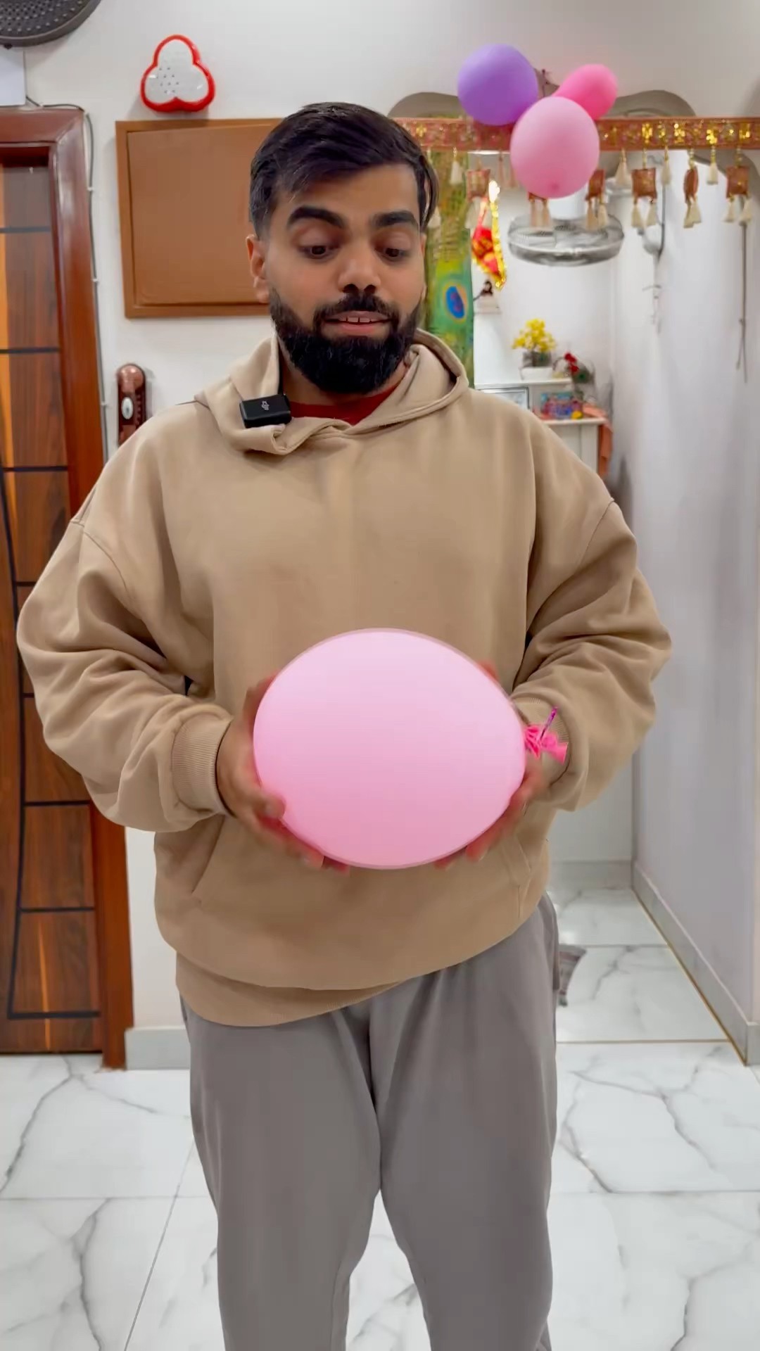 Gaurav ka balloon gaurav k pass aagaya #shorts #youtubeshorts #gauravaroravlogs