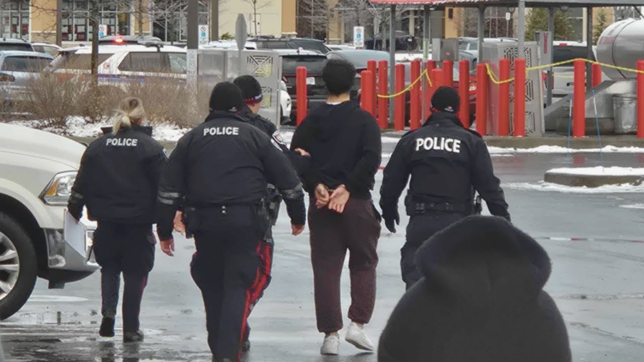 Клоуны дерутся за карты покемонов «Призматическая эволюция» в Costco в Оттаве