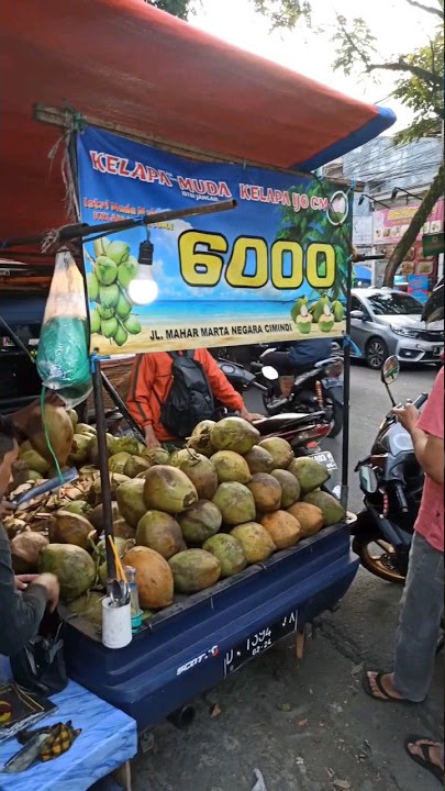 Penjual Kelapa Muda di Serbu Pembeli Menjelang Buka Puasa #viral #kelapa #shorts