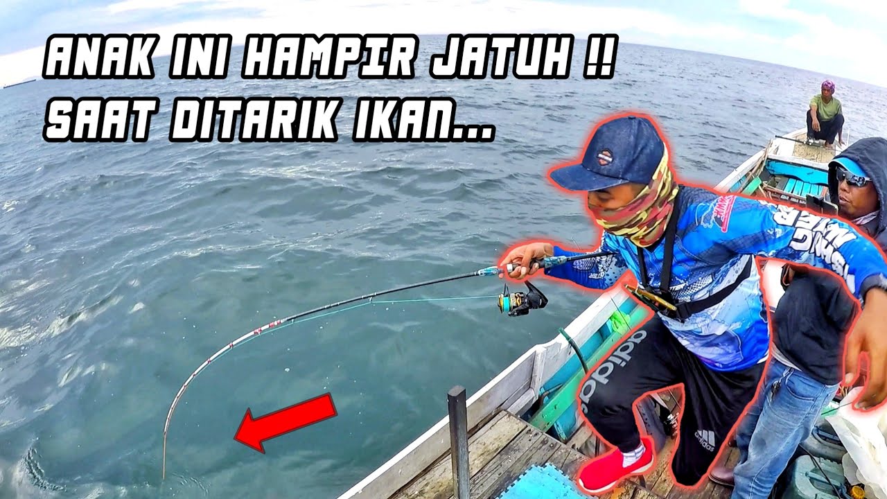 AWALNYA DIREMEHKAN !! Mancing Di Laut Umpan Cumi, Tarikan nya Bikin