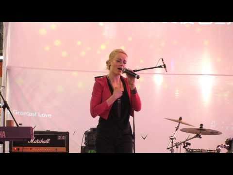 The Greatest Love, Corinna Chamberlain 陳明恩 @ Youth Alive Countdown 2010, Mong Kok, Hong Kong