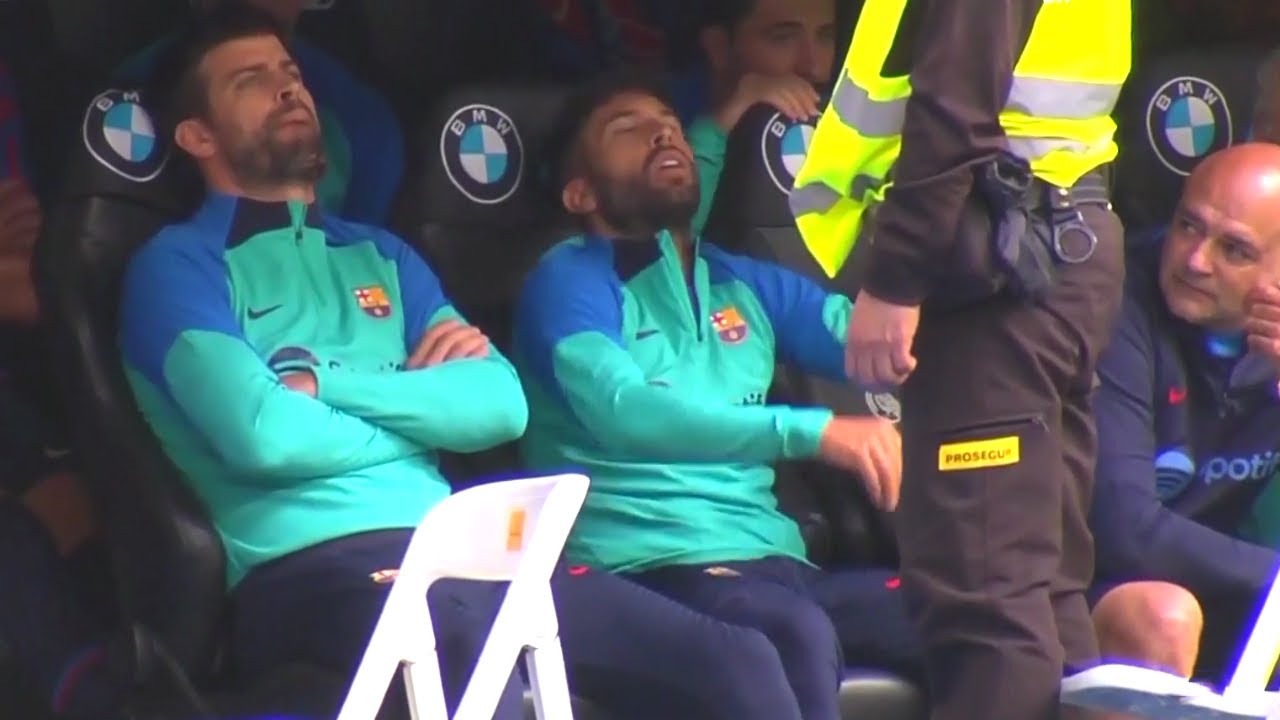 La reacción de Pique y Jordi Alba en el banquillo