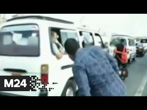 В Египте мотоциклист врезался в корреспондента, который говорил об аварийности на дороге