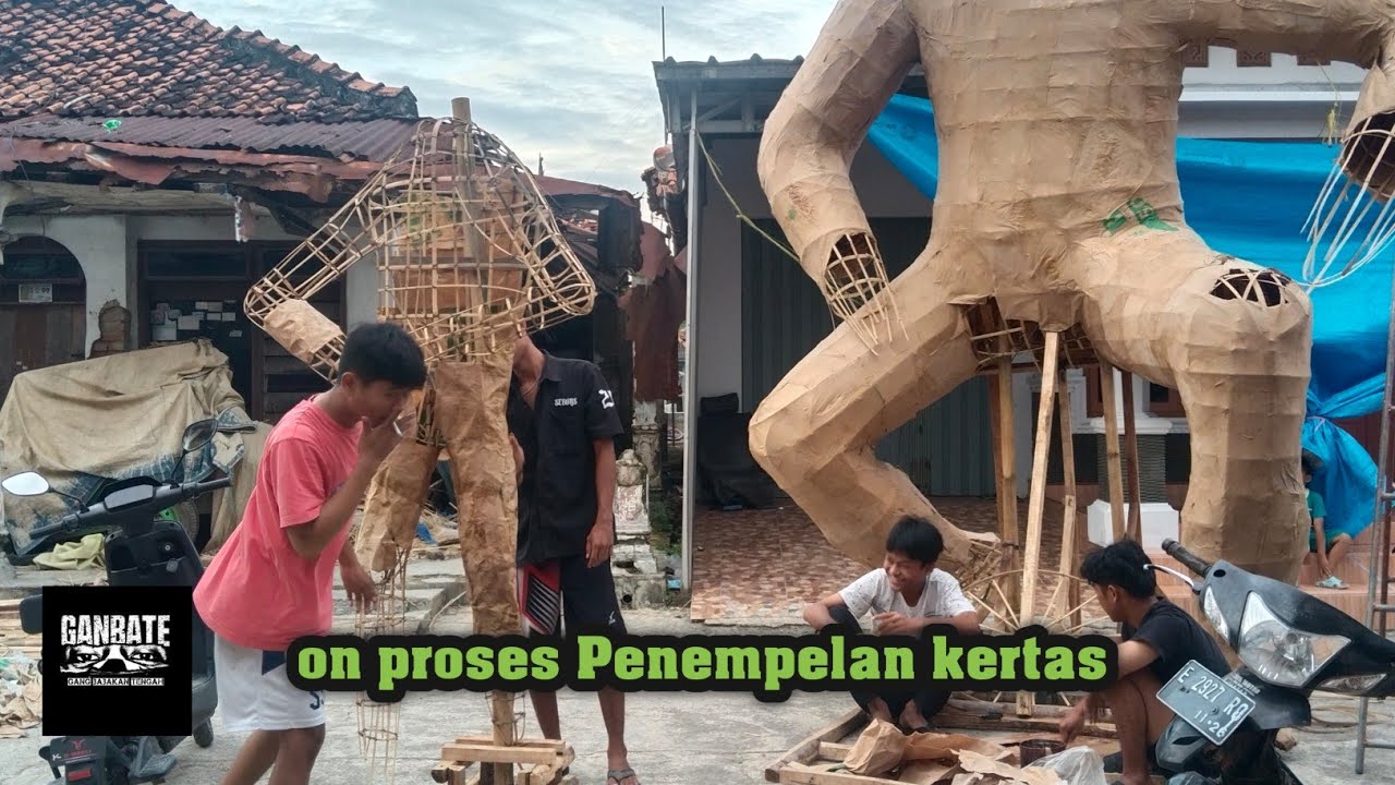 Proses Penempelan kertas arak-arakan buat takbir keliling H-9