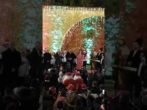 الملكة رانيا تضيء شجرة الميلاد في الفحيص