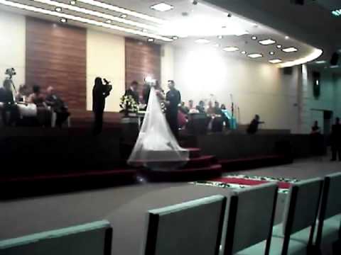 Noiva cantando no casamento