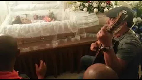 Cantando en el velorio de Doa Julia Melendez en Al...