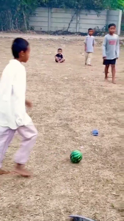 bocil kocak main bola