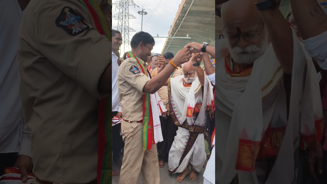 Police dance at  Dussehra festival | CI Guru Prakash | Ap Smart News