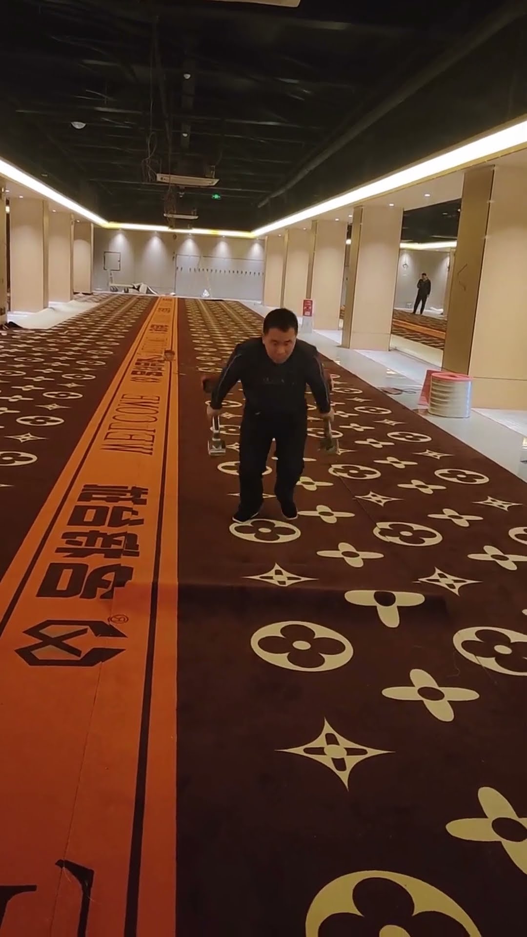 Carpet smooth paving process- Good tools and machinery make work easy