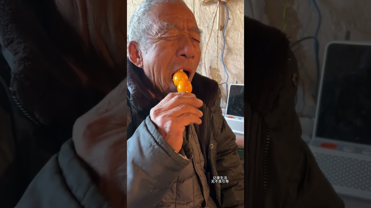 Grandpa and grandma who have been eating hawthorn and sugar-coated haws all their live