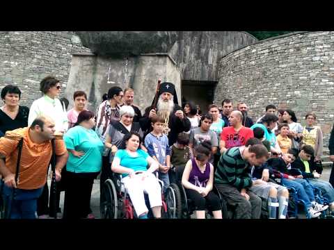 მიტროპოლიტი ქრისტეფორე წამალაიძე ჩარგალში უნარ შეზღუდულ ბავშევებს ლოცავს