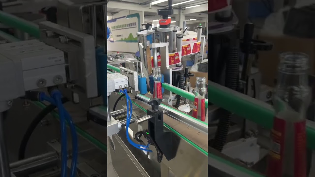 Small glass bottles of sesame oil have a taper, suitable for labeling machines. 