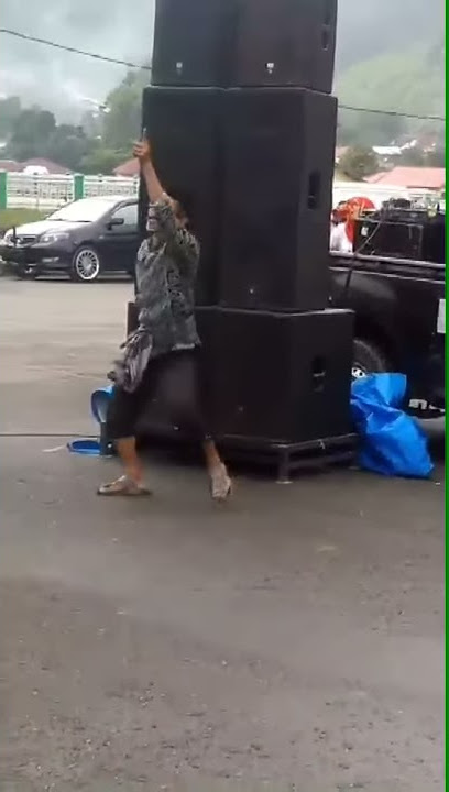 Orang Gila Joget di Tengah Jalan