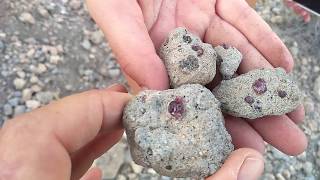 buscando piedras preciosas en el cráter del volcan